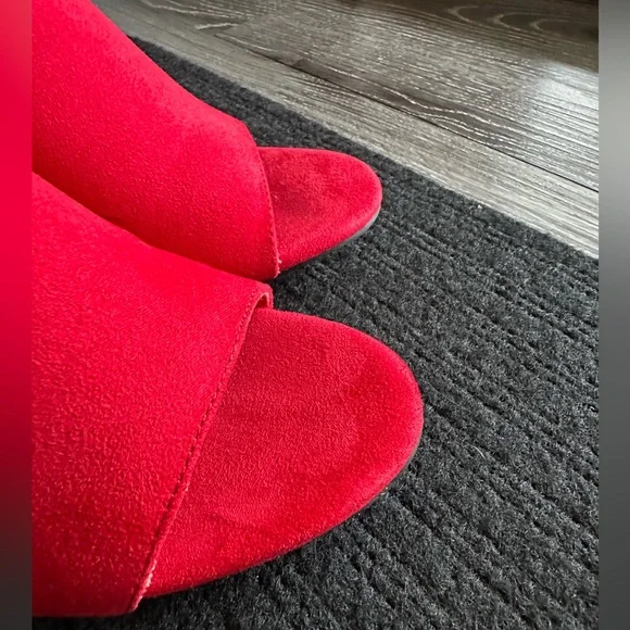 Journee Collection Women's Red Slide Sandals- Size 7 1/2 - Picture 5 of 10